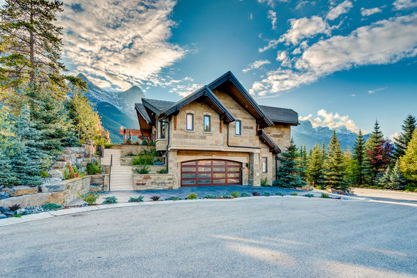 Bow-Valley-Home-Alberta-Canadian-Timberframes-front-entrance
