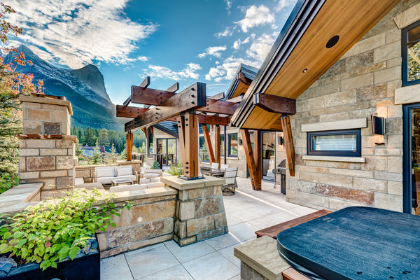 Bow-Valley-Home-Alberta-Canadian-Timberframes-hot-tub