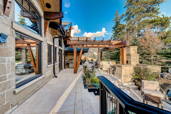 Bow-Valley-Home-Alberta-Canadian-Timberframes-outdoor-seating