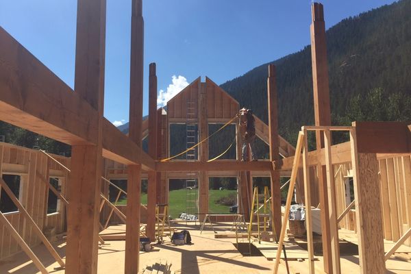 Pemberton-Timber-Frame-Barn-Canadian-Timberframes-Construction-Timber-Raising