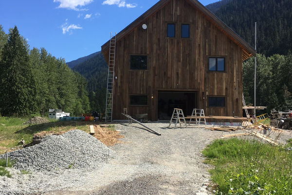 Pemberton-Timber-Frame-Barn-Canadian-Timberframes-Construction-Exterior