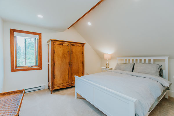 Pemberton-Timber-Frame-Barn-Canadian-Timberframes-Bedroom