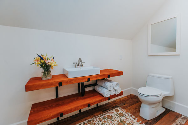 Pemberton-Timber-Frame-Barn-Canadian-Timberframes-Loft-Bathroom