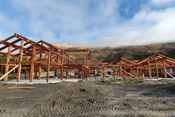 Wanaka-Swiss-Chalet-New-Zealand-Construction-Timber