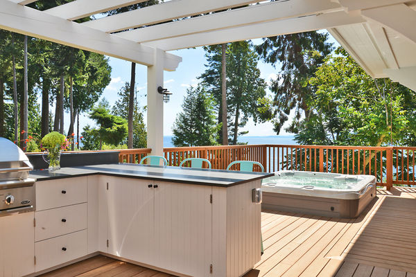 Sunshine-Coast-Cottage-British-Columbia-Canadian-Timberframes-Outdoor-Kitchen