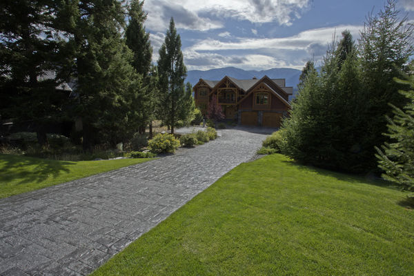 Osprey-Point-Invermere=British-Columbia-Canadian-Timberframes-Driveway